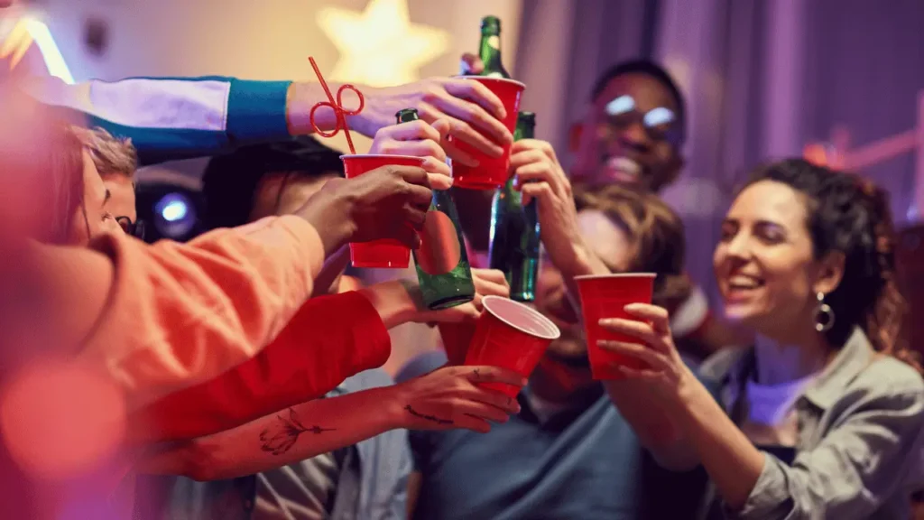 Pessoas celebrando com cocktails