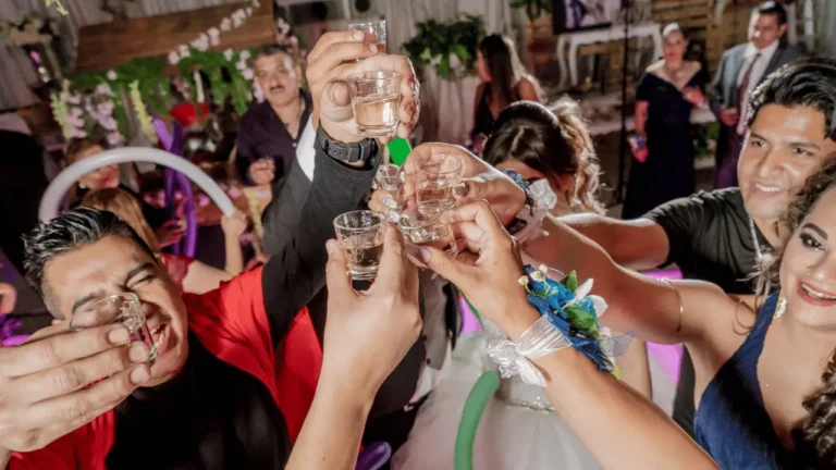 Pessoas celebrando com cocktails