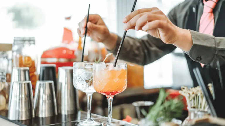 Bartender decorando cocktails no bar
