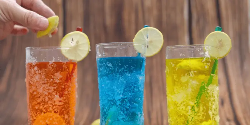 Imagem com três copos de mocktails coloridos .