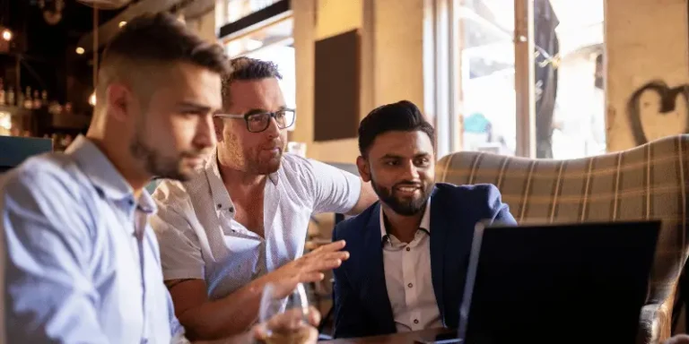 Reunião de consultoria de bar com três homens.