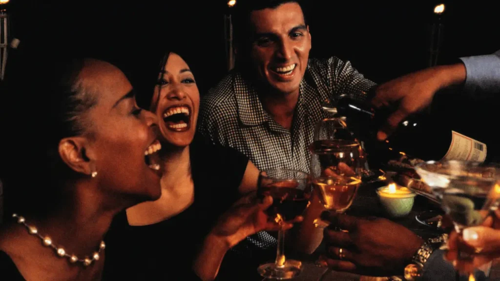 Imagem mostra grupo de pessoas em um bar com bebidas