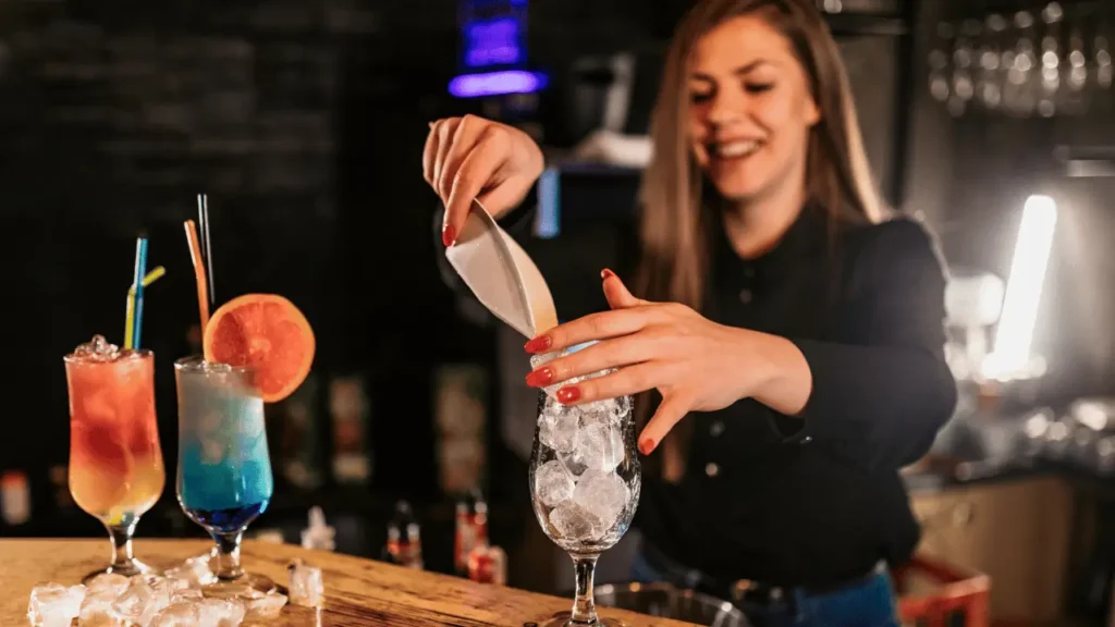 Mulher no atendimento ao cliente em um bar