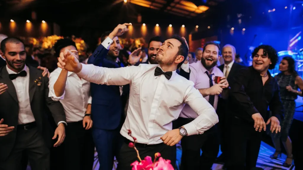 Homem fazendo malabarismo com drinks em festa