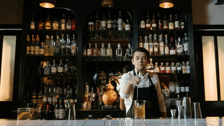 Barman em frente ao balcão do bar