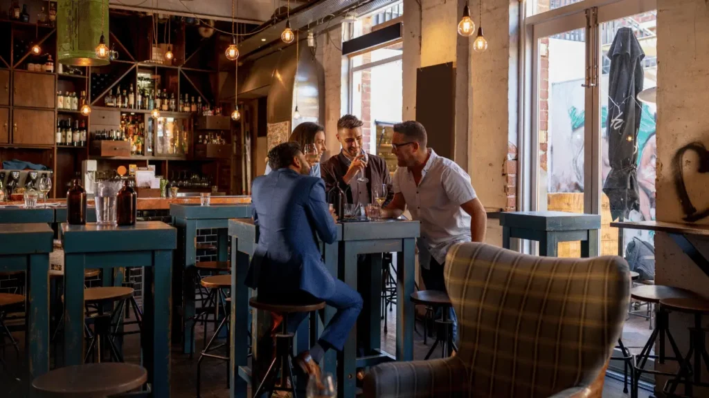 Reunião entre amigos em um bar