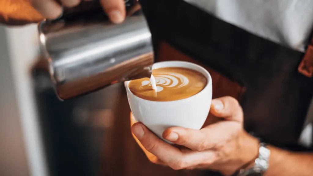 Mãos servindo um cafe