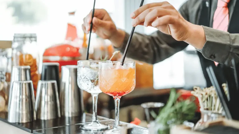 mãos servindo drinks