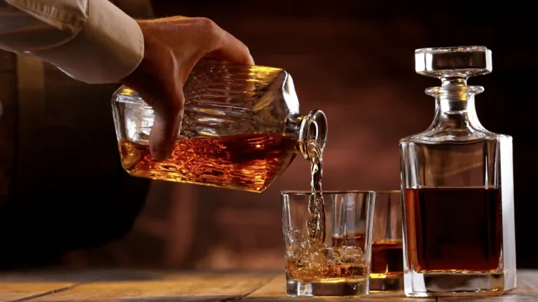bebida destilada sendo servida