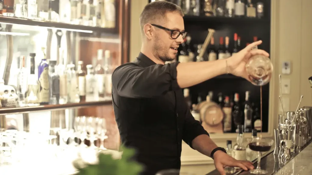 Homem fazendo consultoria de bar