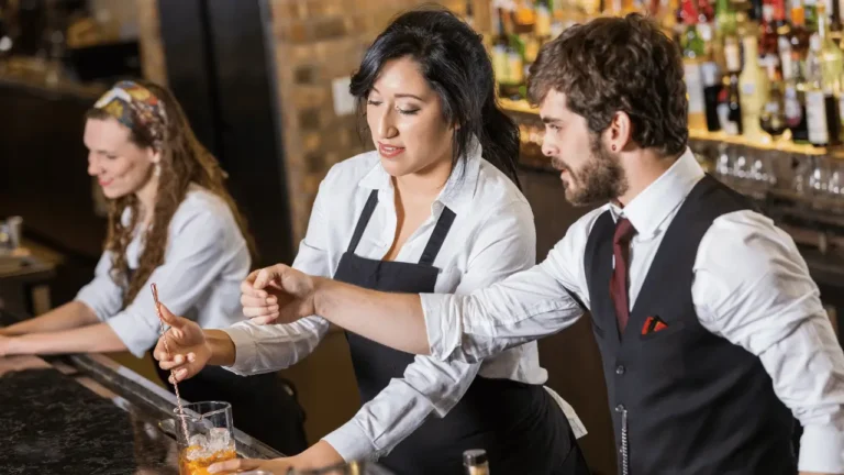 Pessoa dando consultoria de bar