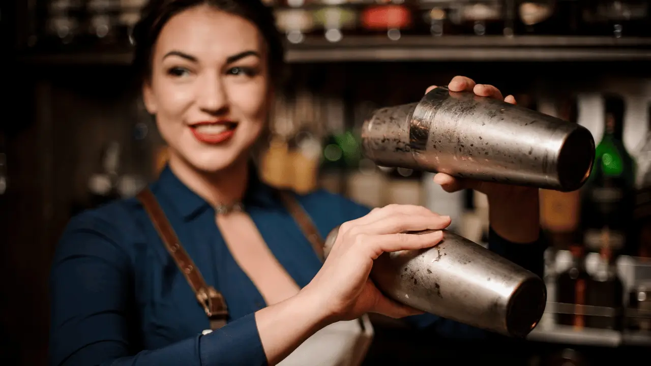 bartender a preparar um cocktail