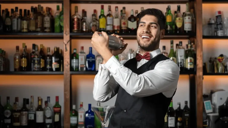 bartender a preparar um cocktail