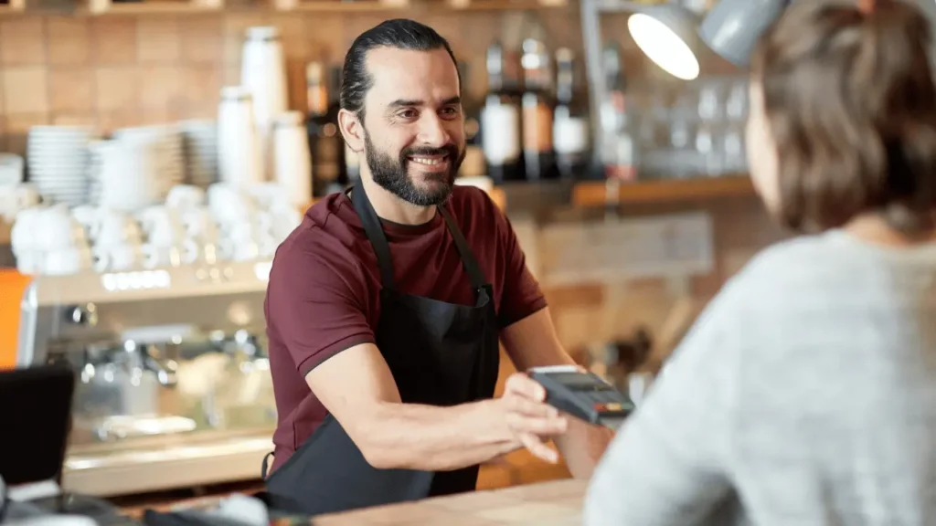 Homem gerente de bar sorrindo