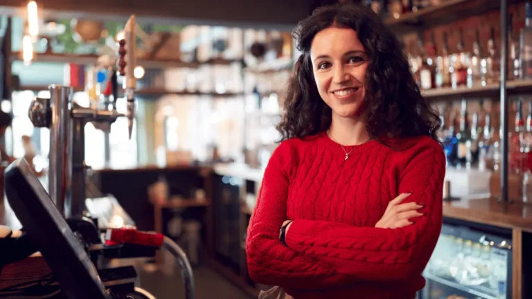 Mulher gerente de bar sorrindo