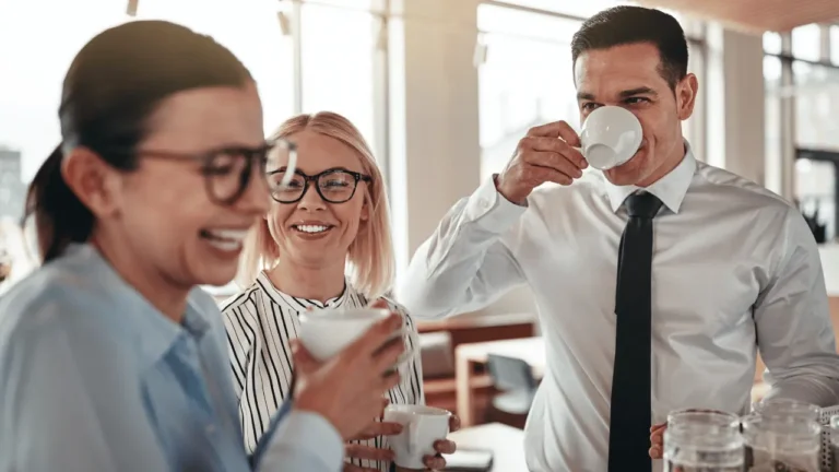 Pessoas tomando café