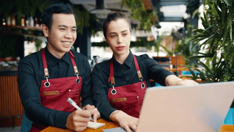 Homem e mulher em balcão de bar
