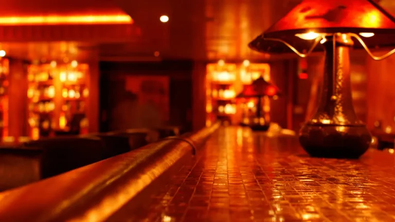 Bar speakeasy