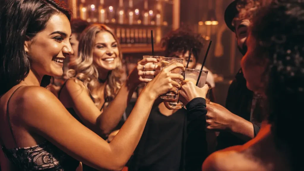 pessoas brindando