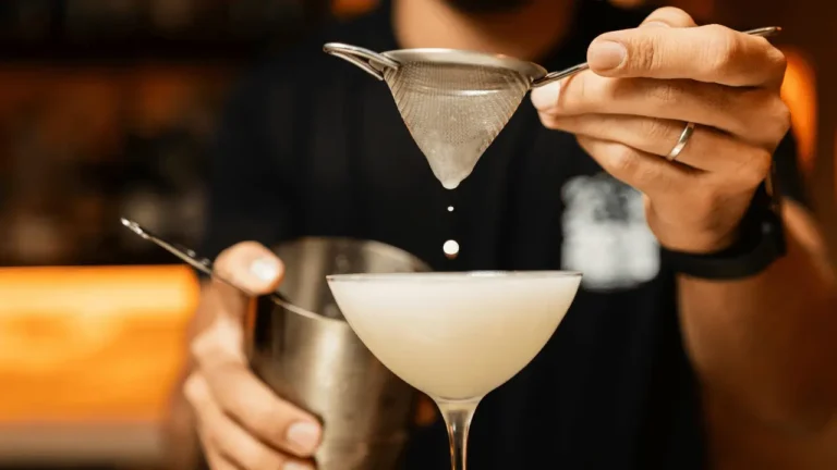 cocktail sendo preparado