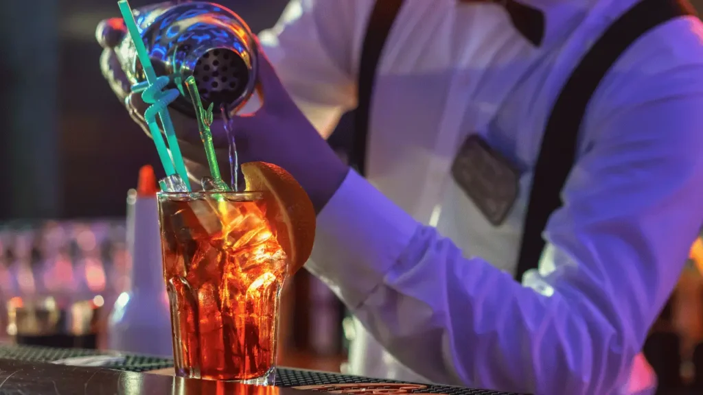 bartender preparando um drink