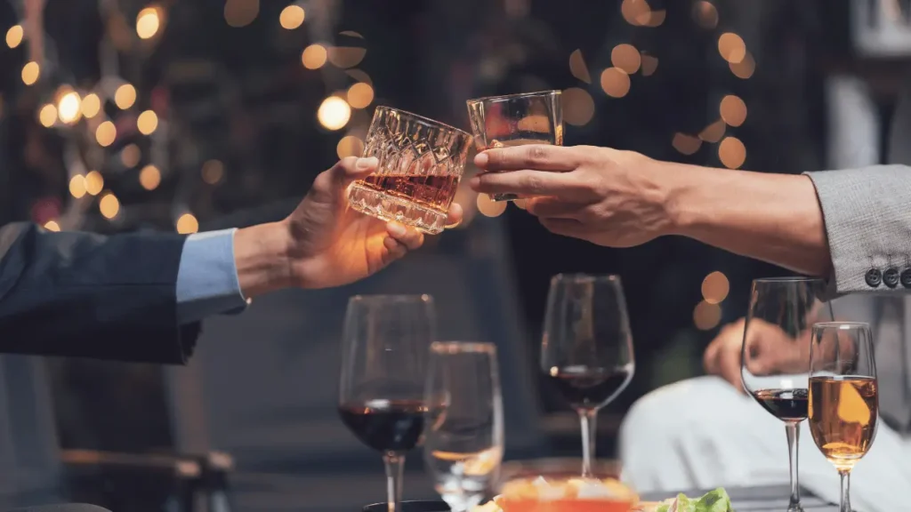 Pessoas brindando