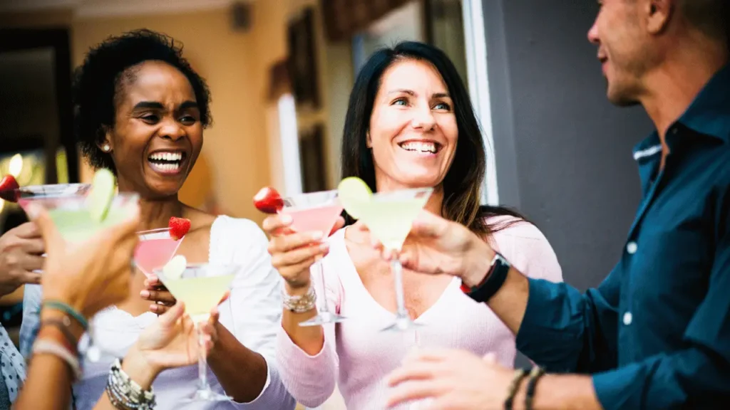 Pessoas em happy hour