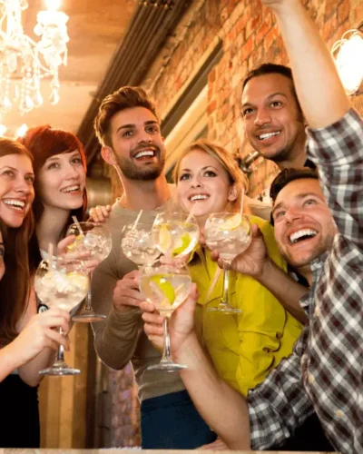 Happy hour corporativo: vantagens de promover no seu bar
