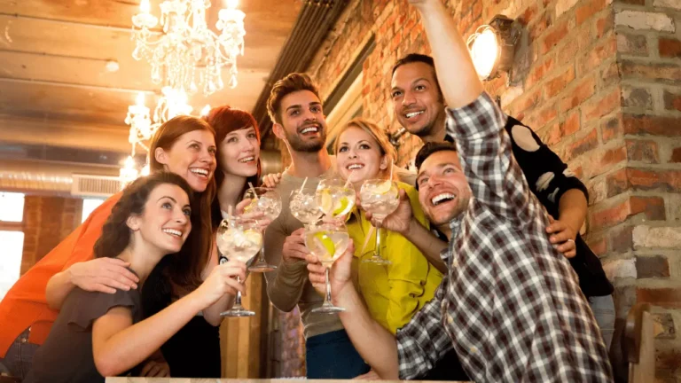 Pessoas em happy hour