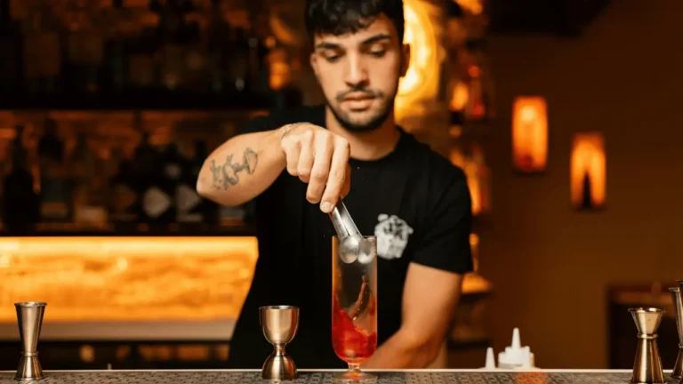 Homem servindo cocktail