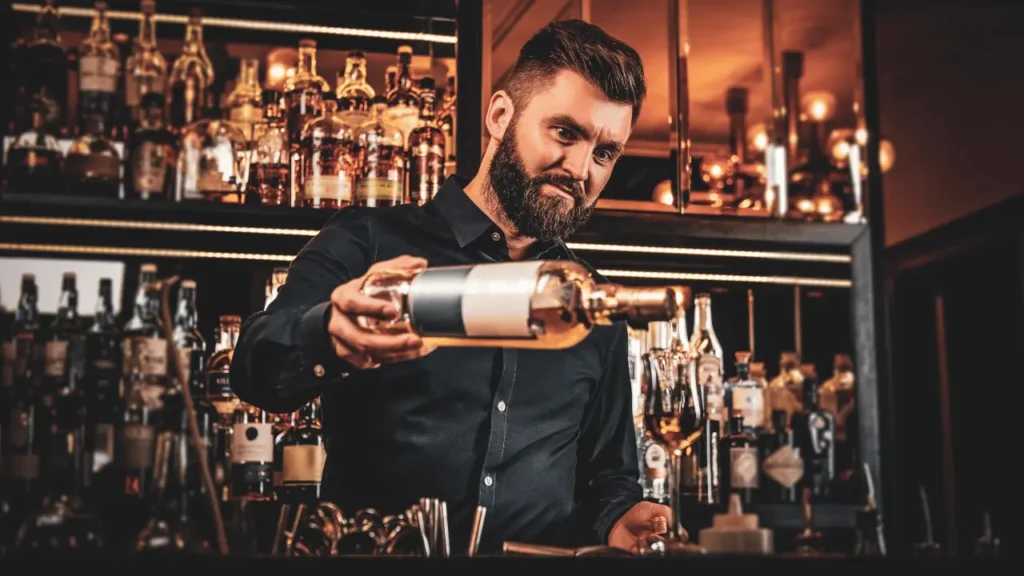 barman servindo um drink