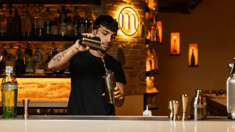 Homem servindo cocktail