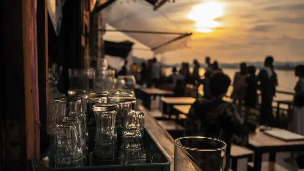 Espaço aconchegante em uma sunset party.