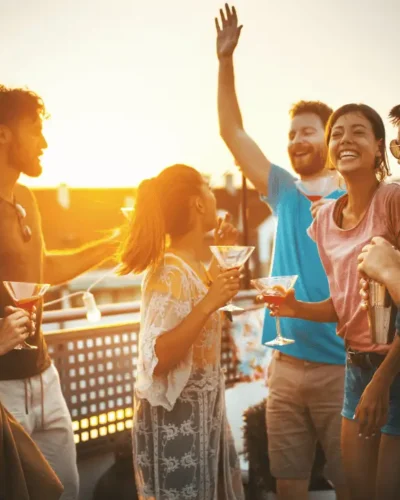 Pessoas festejam em uma sunset party/