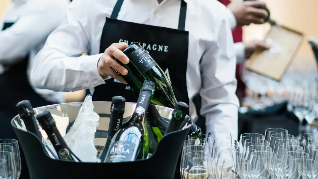 Bartender organizando garrafas de champanhe