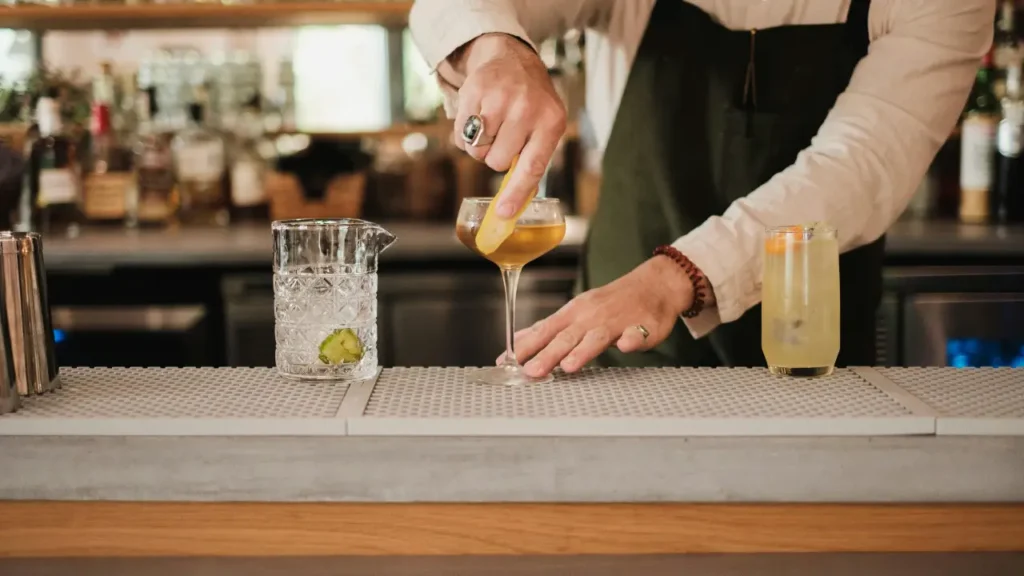 Bartender preparando welcome drink de casamento