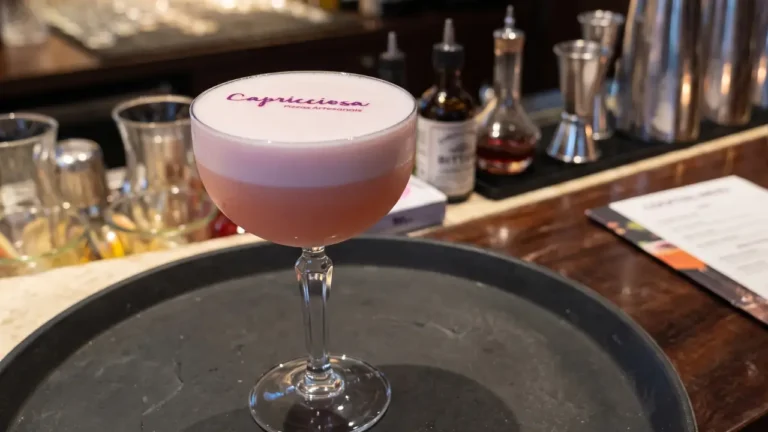 drink personalizado com nome de uma marca em cima de um balcão de bar