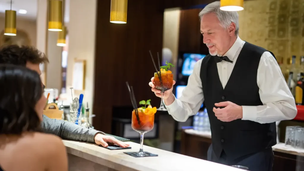 bartender servindo um drink de cocktail