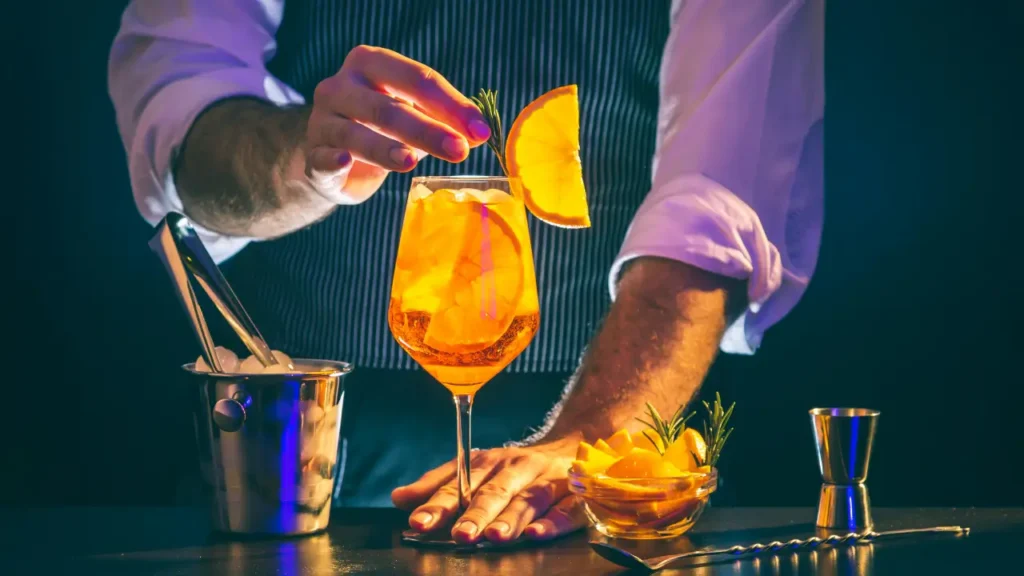 bartender finalizando um cocktail spritz